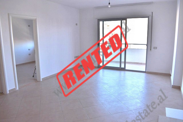 Apartament 2+1 me qira prane Prokurorise se Tiranes.

Shtepia ndodhet ne katin e 5 te nje pallati 